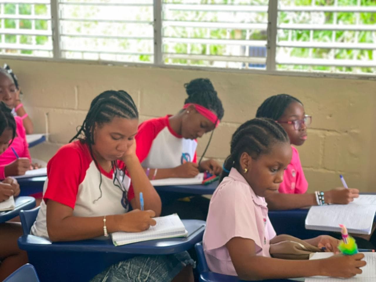 Estudiantes en clase de inglés en Shaddai Languages Academy